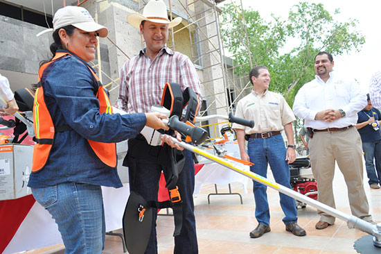 Entrega alcalde equipo de mantenimiento para conservar la imagen de la ciudad