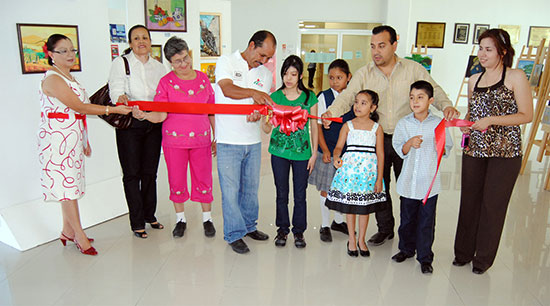 Exhiben en Presidencia Municipal 26 obras pictóricas de estudiantes de la Casa de la Cultura 