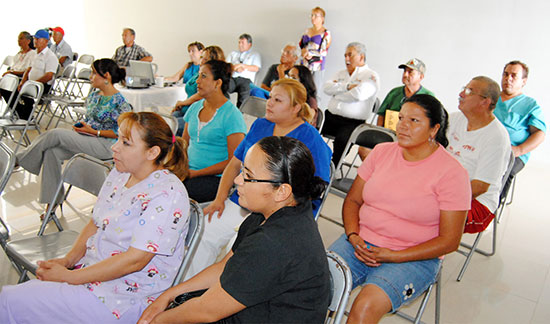 Llevan conferencia sobre estrés laboral a todos los trabajadores de la Administración Municipal 