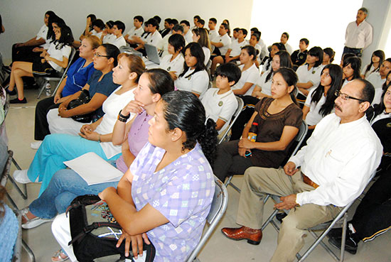 Ofrecieron conferencia sobre hepatitis a estudiantes