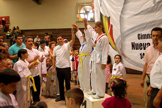 Premia Antonio Nerio a ganadores de torneo de Tae Kwon Do