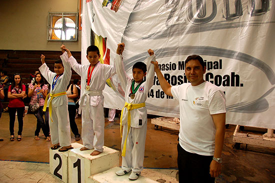 Premia Antonio Nerio a ganadores de torneo de Tae Kwon Do