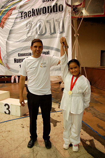 Premia Antonio Nerio a ganadores de torneo de Tae Kwon Do