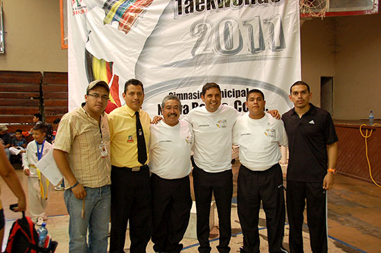 Premia Antonio Nerio a ganadores de torneo de Tae Kwon Do