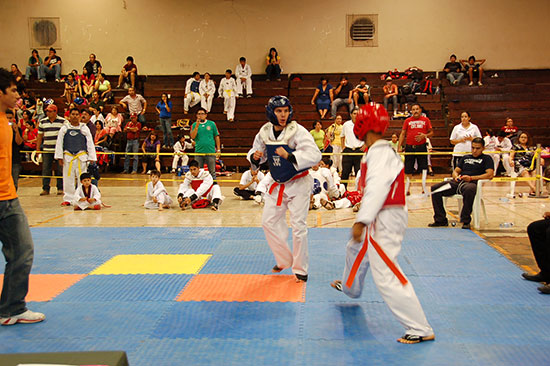 Premia Antonio Nerio a ganadores de torneo de Tae Kwon Do