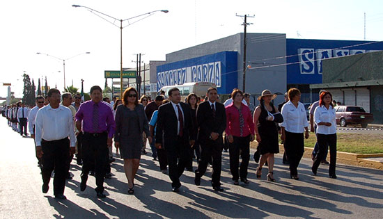 Preside Antonio Nerio desfile del 5 de mayo