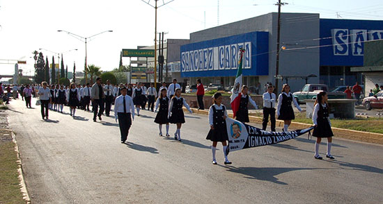 Preside Antonio Nerio desfile del 5 de mayo