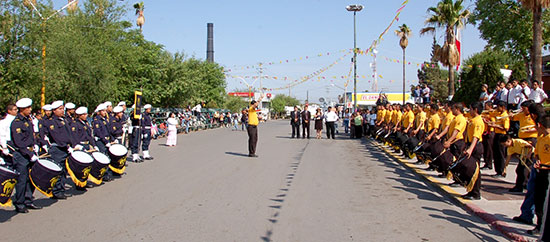 Preside Antonio Nerio desfile del 5 de mayo