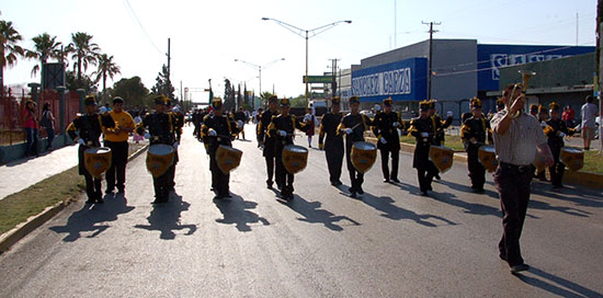 Preside Antonio Nerio desfile del 5 de mayo