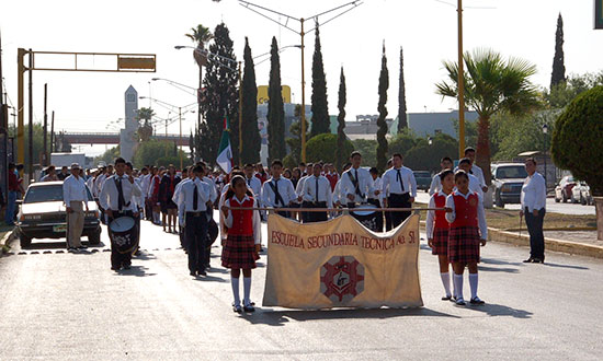 Preside Antonio Nerio desfile del 5 de mayo