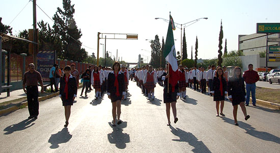 Preside Antonio Nerio desfile del 5 de mayo