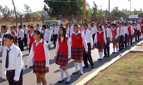 Preside Antonio Nerio desfile del 5 de mayo