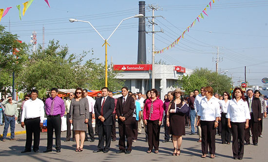 Preside Antonio Nerio desfile del 5 de mayo