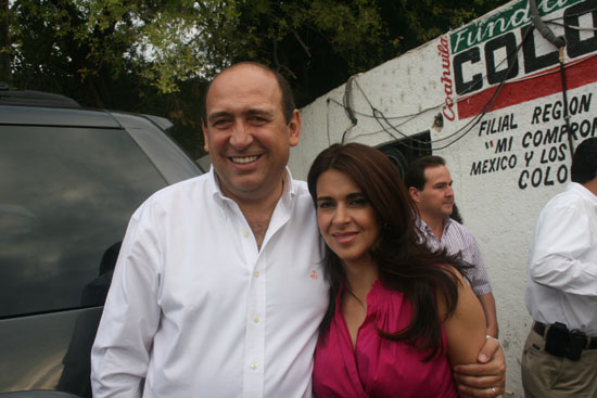 Rubén Moreira y su esposa, Carolina Viggiano en Piedras Negras.