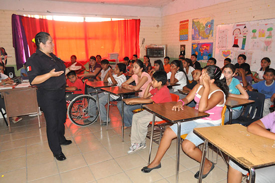 Reciben  alrededor de 2 mil 400 alumnos al mes pláticas preventivas