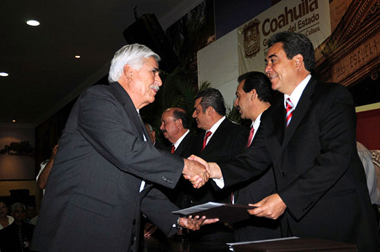 Rinde homenaje el gobernador Jorge Torres López a los maestros coahuilenses