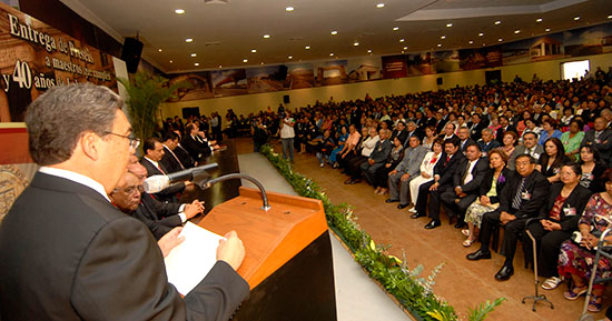 Rinde homenaje el gobernador Jorge Torres López a los maestros coahuilenses