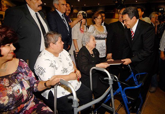 Rinde homenaje el gobernador Jorge Torres López a los maestros coahuilenses