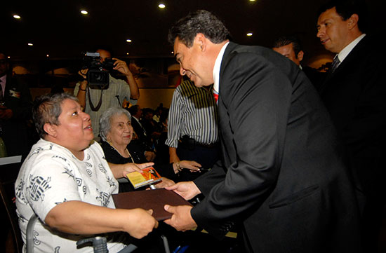 Rinde homenaje el gobernador Jorge Torres López a los maestros coahuilenses