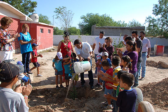 Continúa Antonio Nerio con el programa de reforestación en escuelas