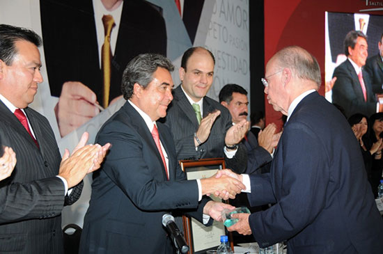 El gobernador Jorge Torres entrega  la Presea Saltillo 2011