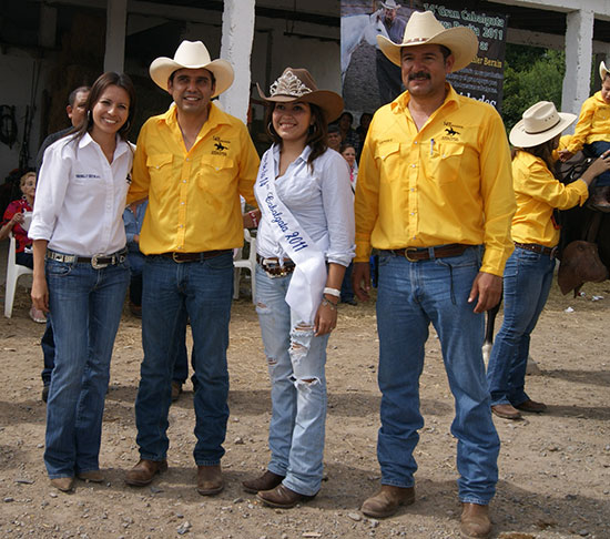 Encabeza Antonio Nerio 14ava. Cabalgata de Nueva Rosita