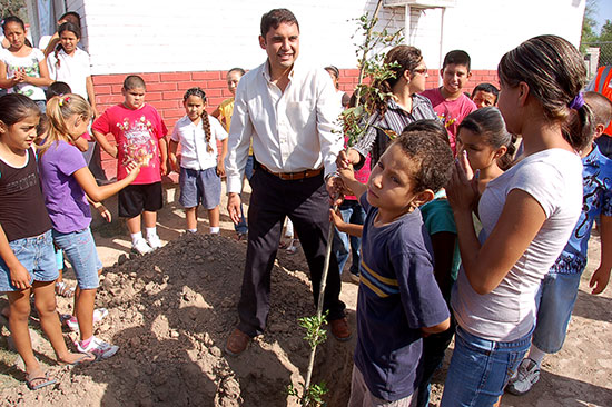 Encabeza Antonio Nerio programa de reforestación en Santa María