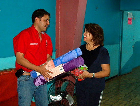 Entrega Antonio Nerio apoyos a grupo de aeróbicos del gimnasio municipal