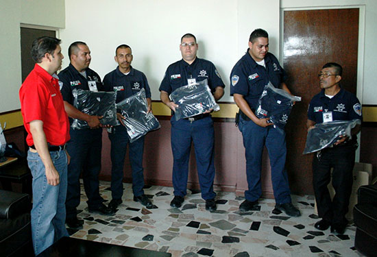 Entrega Antonio Nerio uniformes a policías