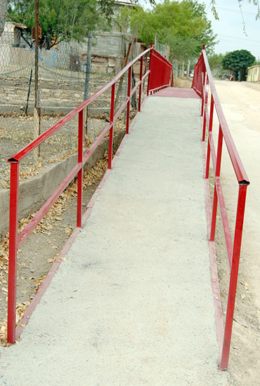 Entregó el alcalde puente peatonal a residentes de la colonia Cinco de Mayo