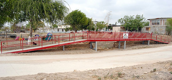 Entregó el alcalde puente peatonal a residentes de la colonia Cinco de Mayo