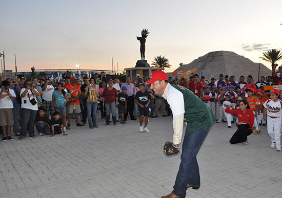 Inaugura presidente municipal Campeonato Nacional de Beisbol Infantil en Plaza de las Culturas