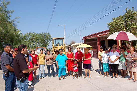 Pavimentan calle Ramos Arizpe en Nueva Rosita