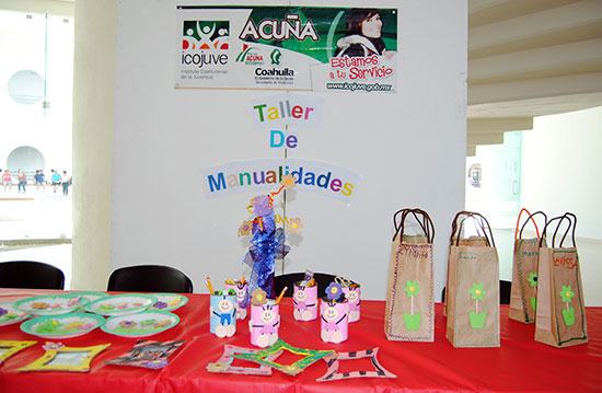 Reconocen creatividad de los participantes en el taller de manualidades organizado por el ICOJUVE