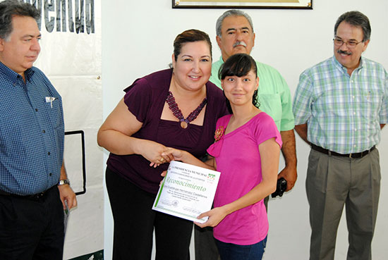 Reconocen creatividad de los participantes en el taller de manualidades organizado por el ICOJUVE