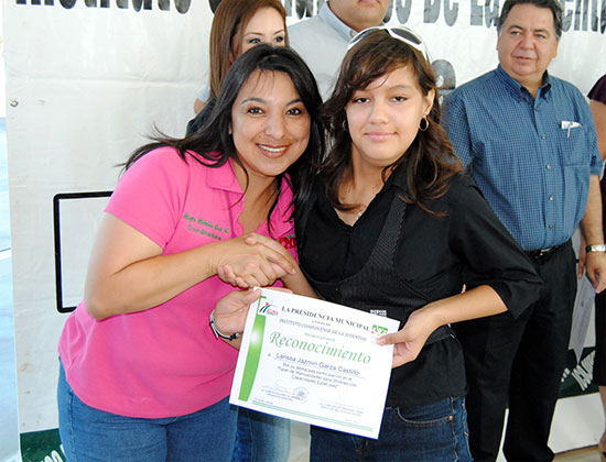 Reconocen creatividad de los participantes en el taller de manualidades organizado por el ICOJUVE