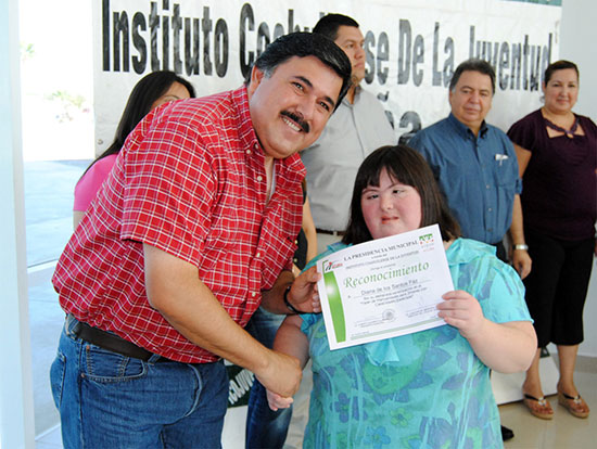 Reconocen creatividad de los participantes en el taller de manualidades organizado por el ICOJUVE