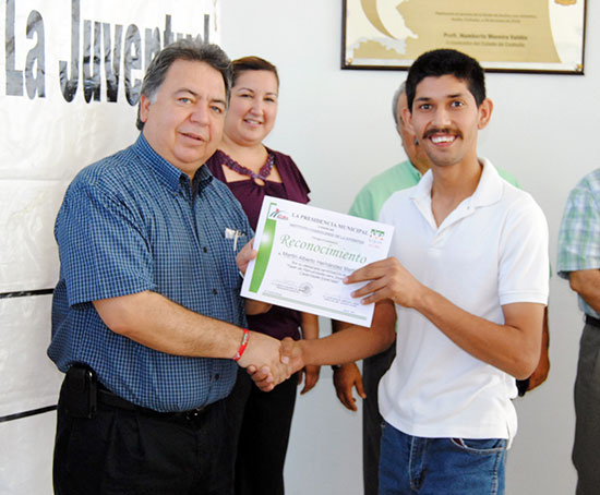 Reconocen creatividad de los participantes en el taller de manualidades organizado por el ICOJUVE