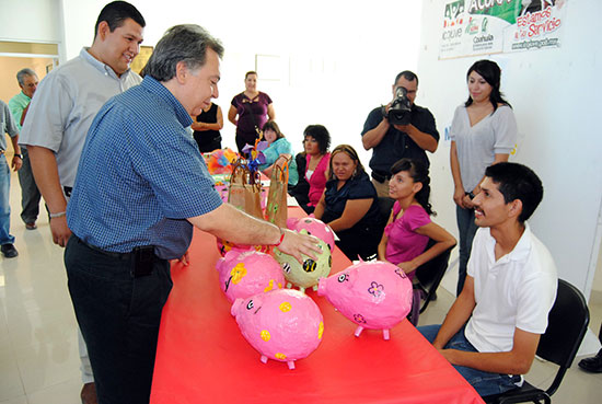 Reconocen creatividad de los participantes en el taller de manualidades organizado por el ICOJUVE