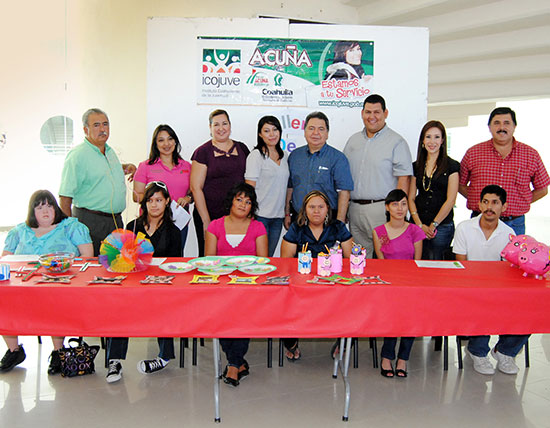 Reconocen creatividad de los participantes en el taller de manualidades organizado por el ICOJUVE