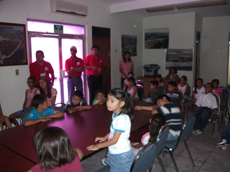 Visitan niños del Campamento de Verano instalaciones de SIMAS Piedras Negras