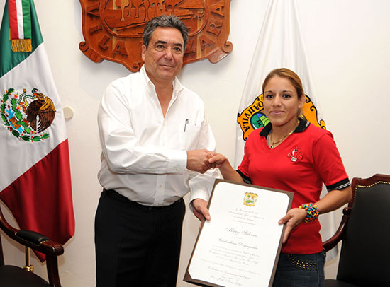 Entrega el gobernador Jorge Torres reconocimiento a la campeona mundial de boxeo María “La Polvorita” Salinas