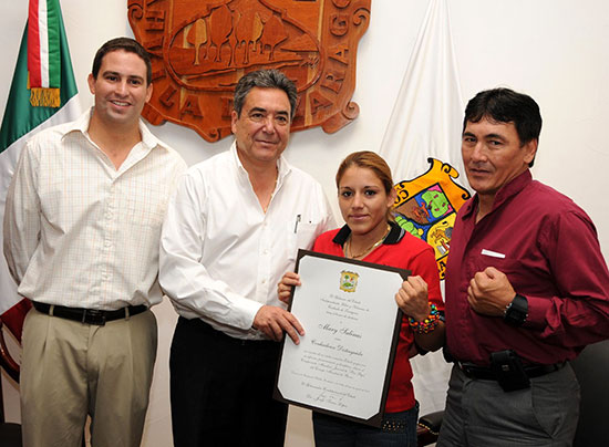 Entrega el gobernador Jorge Torres reconocimiento a la campeona mundial de boxeo María “La Polvorita” Salinas