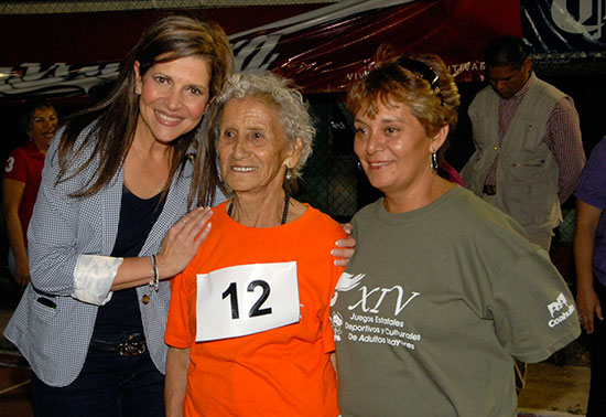 La señora Carlota Llaguno de Torres convivió con atletas que participan en los Juegos Estatales Deportivos y Culturales de Adultos Mayores