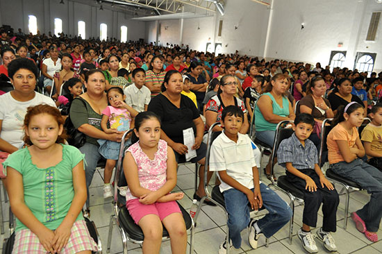 Reciben 600 estudiantes de escasos recursos estímulos económicos