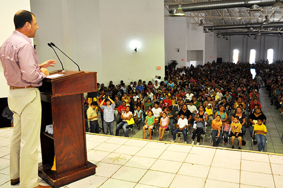 Reciben 600 estudiantes de escasos recursos estímulos económicos