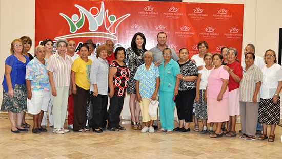 Reconoce alcalde labor de los adultos mayores en el desarrollo de Piedras Negras