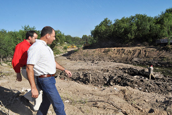 Supervisa alcalde trabajos de desazolve en el Arroyo El Tornillo