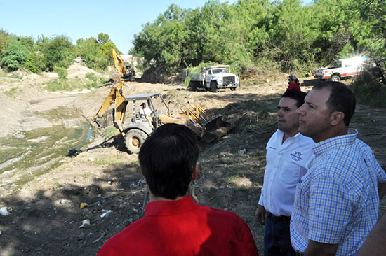 Supervisa alcalde trabajos de desazolve en el Arroyo El Tornillo