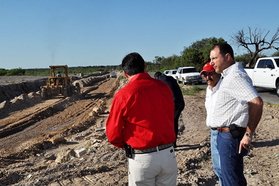 Supervisa alcalde trabajos de desazolve en el Arroyo El Tornillo